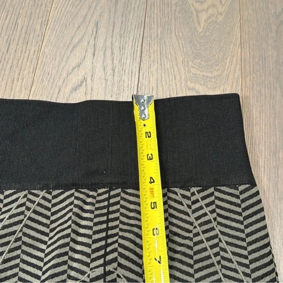 Lululemon In The Flow Crop Woman's Size 4 Seamless Leggings Fatigue Green - Picture 3 of 10